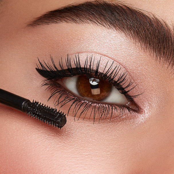 Mascara Mit Mini Burste Fur Einen Maxi Effekt Bei Volumen Und Definition Maxi Mod Volume Mascara Kiko Milano